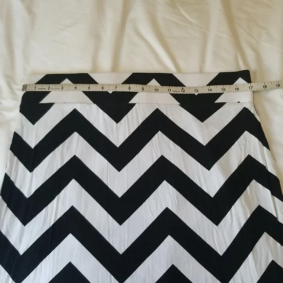❤️$6 Sale!❤️ Black & White Chevron Print Maxi Skirt EUC - Picture 2 of 4